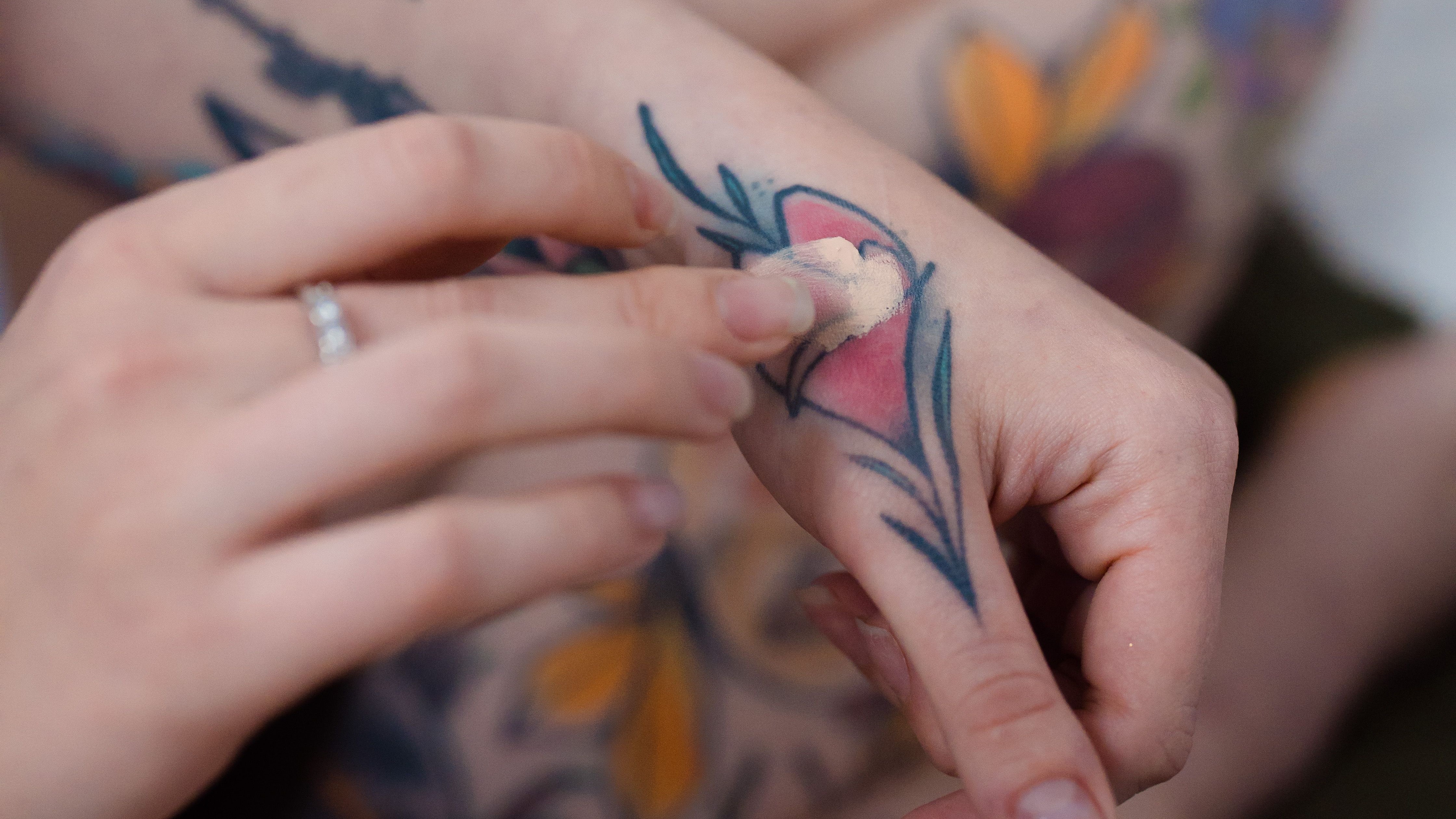Pomada cicatrizante aplicada em tatuagem nova